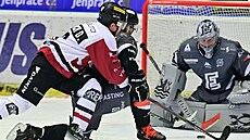 Spar�anský úto�ník David Vitouch (vlevo) se sna�í ohrozit branku Karlových Var�.