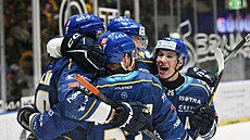 Kladen�tí hokejisté slaví gól v zápase s Litvínovem.