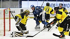 Kladenský úto�ník Jaromír Jágr (druhý zleva) nahazuje kotou� p�ed bránu...