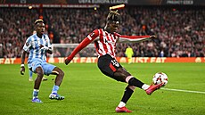 K�ídelník Bilbaa Nico Williams centruje do vápna Plzn�.