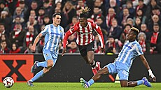 Kídelník Bilbaa Nico Williams se probíjí obranou Plzn.