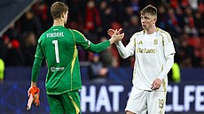 Sparané Adam evínský (vpravo) a Peter Vindahl po poráce v Leverkusenu.