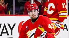 Adam Klapka (43) z Calgary Flames slaví gól.