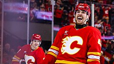 Adam Klapka (43) z Calgary Flames slaví gól.