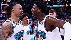 Jaren Jackson Jr. (vpravo) a Brandon Clarke slaví výhru Memphisu.
