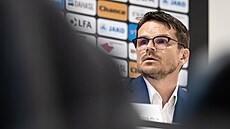 Sportovní �editel Ji�í Sabou na tiskové konferenci fotbalového klubu FC Hradec...