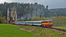 Dvojice bardotek Východo�eské dráhy s vlakem pro britské fanou�ky �eleznice...