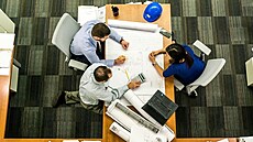 Stavebni&#769; projektanti be&#780;hem pra&#769;ce
