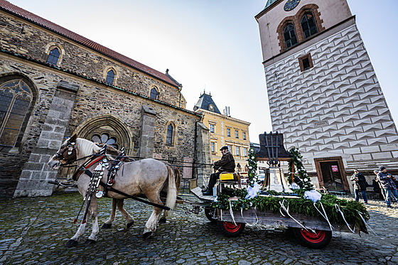 V Kouřimi maj­ nový zvon Apolena, původn­ byl zrekv­rovaný za války
