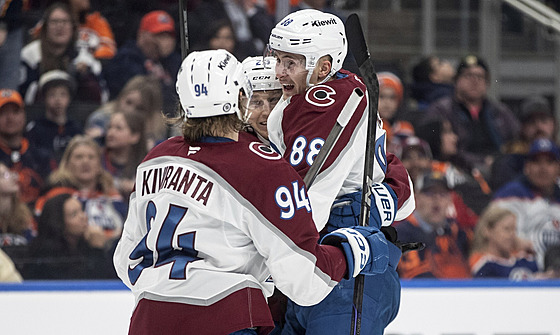 Gólová radost hrá�� Colorada. Slaví Joel Kiviranta, Martin Ne�as (vpravo) a...