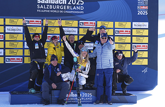 Ester Ledecká se svým týmem oslavuje bronz ze sjezdu na MS v Saalbachu.