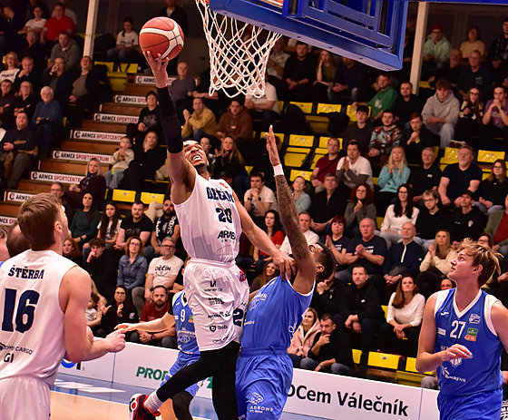 Kanadský basketbalista Jaden Edwards z D��ína zakon�uje v utkání proti...