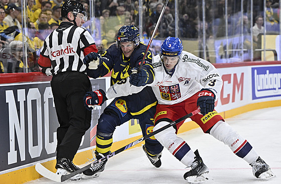 Ronald Knot (vpravo) se opírá do Maxe Friberga.