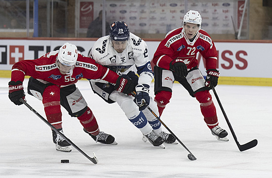 �výca�i Tim Berni (vlevo) a Dominik Egli v soubiji s Finem Anti Oksanenem.