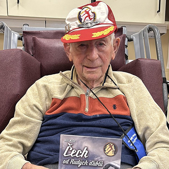 Ve v�ku 101 let zem�el poslední �ijící �eskoslovenský stíhací pilot Antonín...