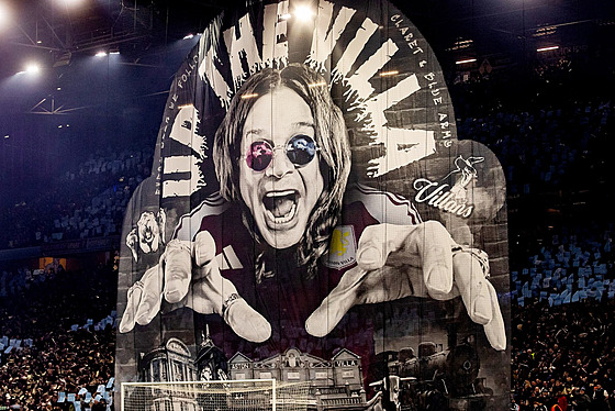 Transparent s Ozzym Osbournem na zápase Ligy mistr� mezi Aston Villou a...