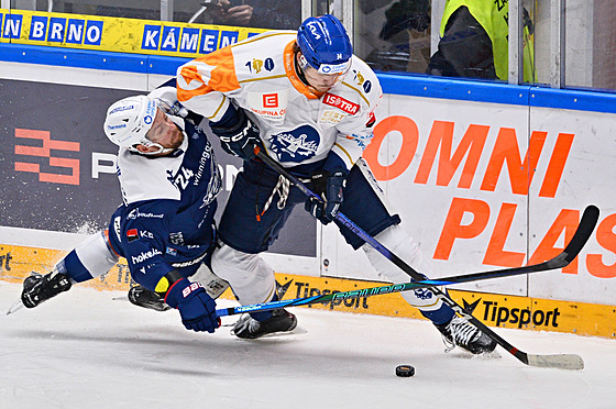 Obránce Michal Gula�i z Komety Brno (v modrém) v akci b�hem utkání extraligy...