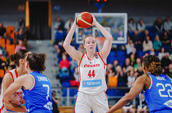 Julia Reisingerová hledá prostor pro kombinaci v zápase s Itálií.