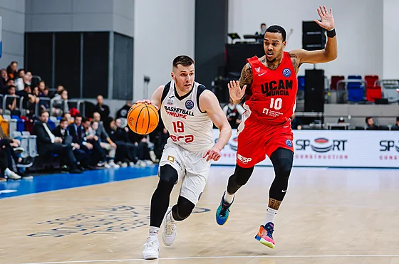 Ond�ej Sehnal z Nymburka (vlevo) vyrá�í do útoku b�hem zápasu s Murcií v Lize...