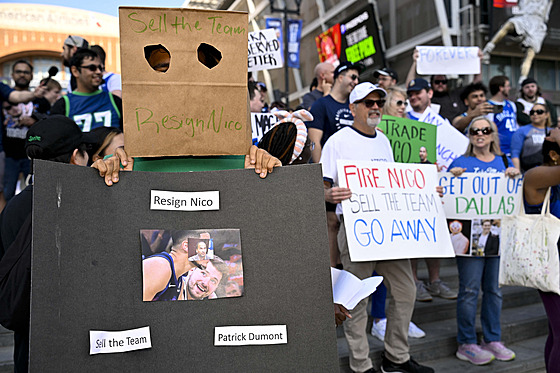 Fanou�ci Dallas Mavericks se se�li p�ed zápasem s Houston Rockets, aby...