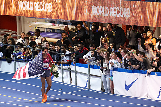 Americký atlet Grant Fisher slaví p�ekonání sv�tového rekordu v b�hu na 3000...