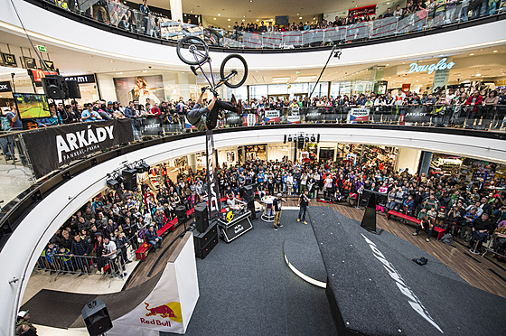 Snímek z DownMall závodu z roku 2015