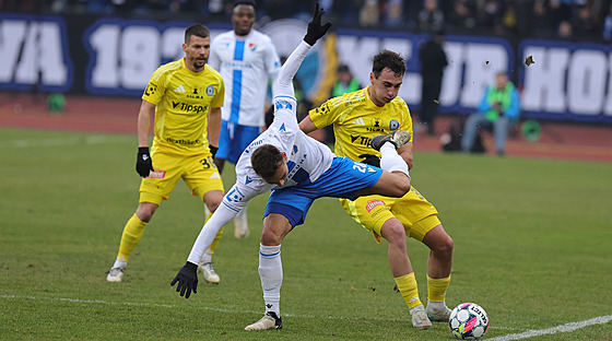 Filip Kubala z Ostravy podstupuje souboj s olomouckým Mat�jem Hada�em.