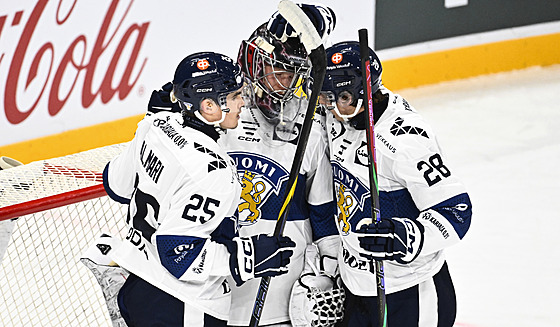 Fin�tí hokejisté slaví triumf nad �eskem.