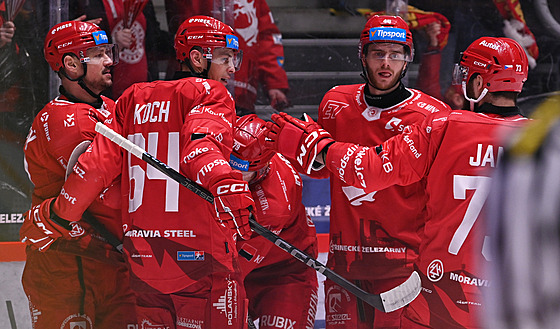 T�ine�tí hokejisté slaví gól proti Karlovým Var�m.