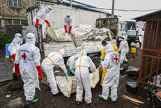 �lenové kon�ského �erveného k�í�e a civilní ochrany poh�bívají ob�ti nedávných...