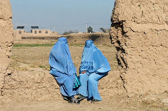 Afghánské �eny v burkách sedí na ulici v okrese Injil v provincii Herát. (30....