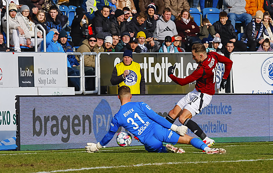 Spar�anský úto�ník Jan Kuchta z úhlu p�ekonává branká�e Ji�ího Borka ze...