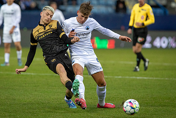 Ostravský zálo�ník Tomá� Rigo (vlevo) v souboji s Denisem Vi�inským z Liberce