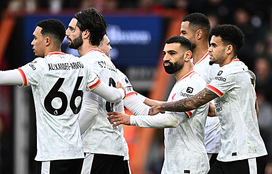 Fotbalisté Liverpoolu se radují z gólu Mohameda Salaha.