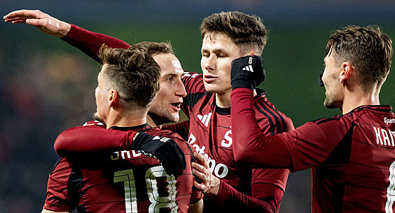 Sparťané oslavují gól Jana Kuchty.