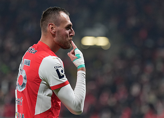 Slávistický úto�ník Tomá� Chorý slaví vst�elený gól.