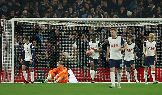 Zklamaní fotbalisté Tottenhamu s brankáem Antonínem Kinským po inkasovaném...