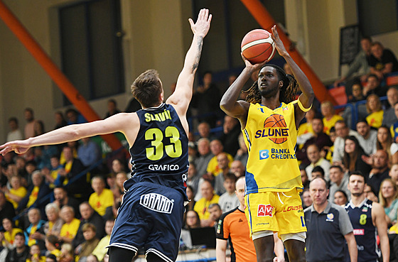 Ústecký Lesley Varner se chystá ke st�ele p�es Jakuba Slavíka z Opavy.