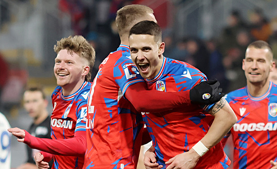 Fotbalisté Plzn� se radují z gólu Svetozara Markovi�e.