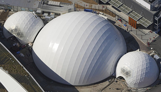 Letecký snímek ukazuje kopuli Blue Ocean Dome v míst� konání výstavy Expo 2025...