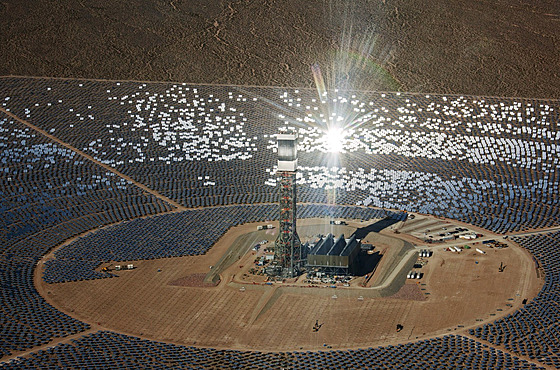 350 tisíc po�íta�em �ízených zrcadel odrá�ejí slune�ní paprsky na kotle...