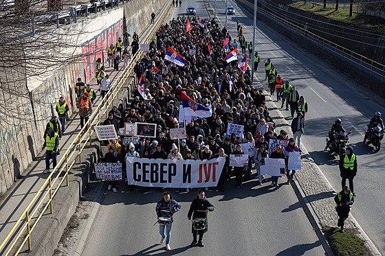 Srb�tí studenti zablokovali d�le�ité dopravní k�i�ovatky a silni�ní tahy v...