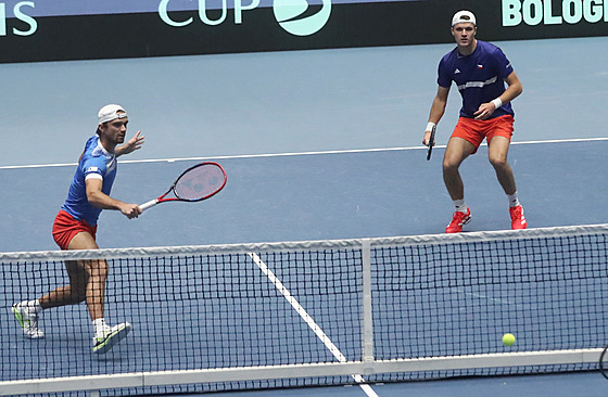 Jakub Meník (vpravo) a Tomá Machá pi tyhe v rámci kvalifikace Davis Cupu...