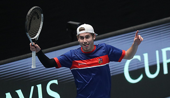 Maxim Mrva gestikuluje v kvalifikaci Davis Cupu s Koreou.