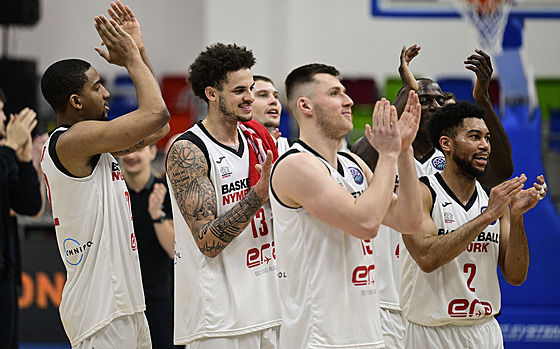Basketbalisté Nymburku d�kují fanou�k�m za podporu v zápase proti Murcii.