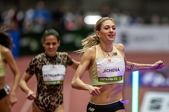 Nikoleta Jíchová vyhrává sv�j b�h na �ty�i sta metr� na Czech Indoor Gala v...