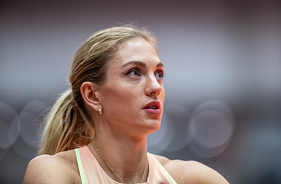 Nikoleta Jíchová sleduje výsledkovou tabuli na Czech Indoor Gala v Ostrav�.