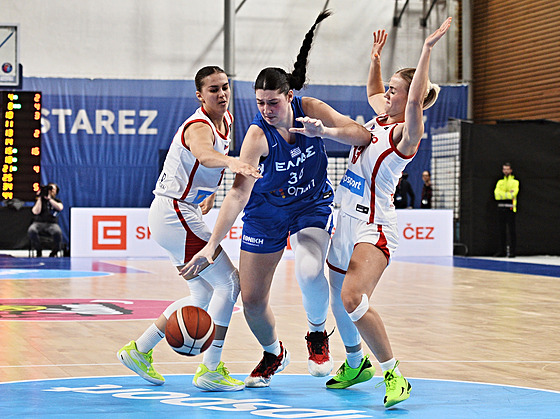 Elika Hamzová (vlevo) a Petra Holeínská brání ecký útok.