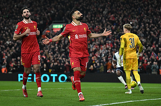 Mohamed Salah se raduje z promnné penalty proti Tottenhamu.