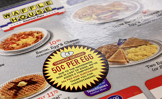 Americký �et�zec restaurací Waffle House oznamuje p�íplatek 50 cent� za jedno...